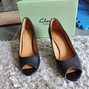 Women's Clarks Artisan black leather peep toe pumps, size US 6.5
